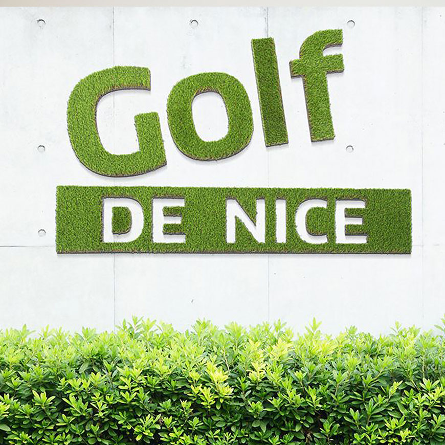 logo et lettres en végétal synthétique