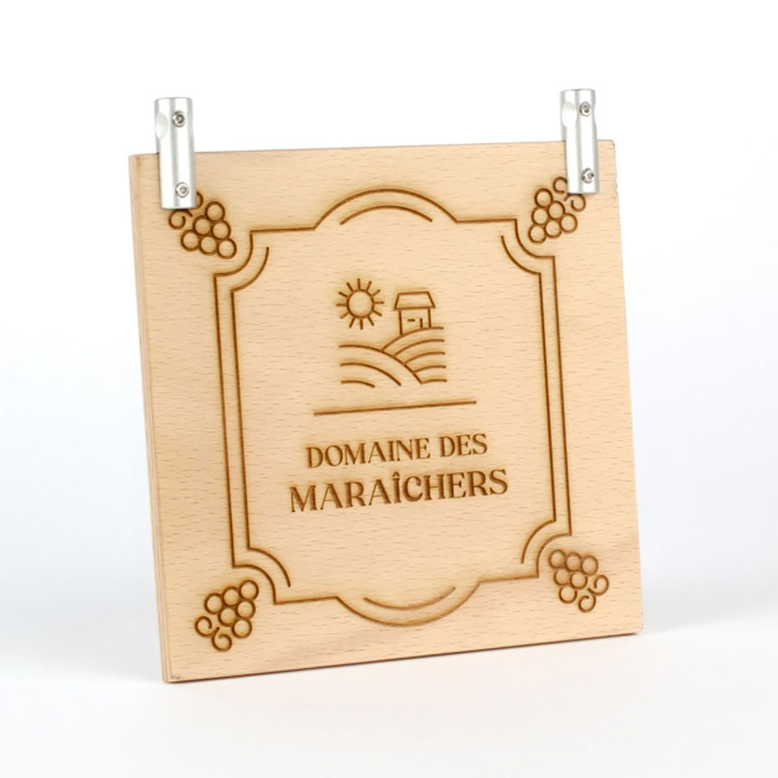 fixation suspendue plaque en bois gravée signalétique gravure laser