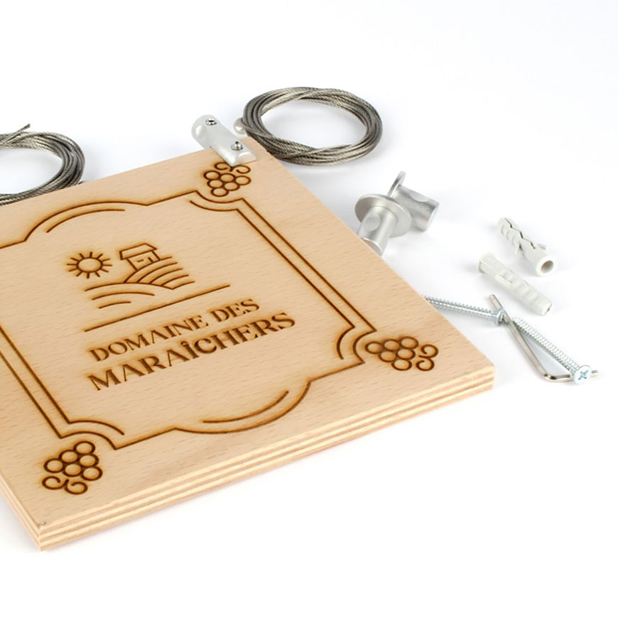 fixation suspendue plaque en bois gravée signalétique gravure laser