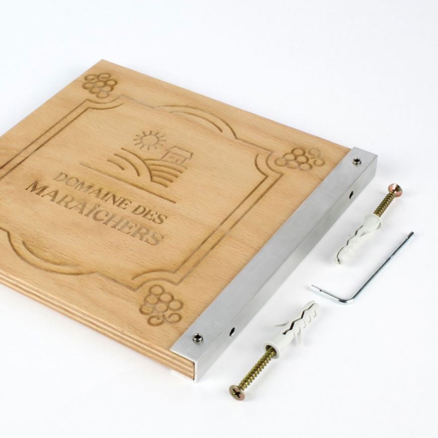 fixation drapeau plaque en bois gravée signalétique gravure laser