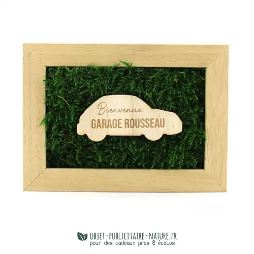 Cadre en bois rectangle avec mousse végétale et forme de découpe de logo personnalisée