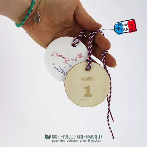 Médaille ronde en bois à graver avec un papier ensemencé