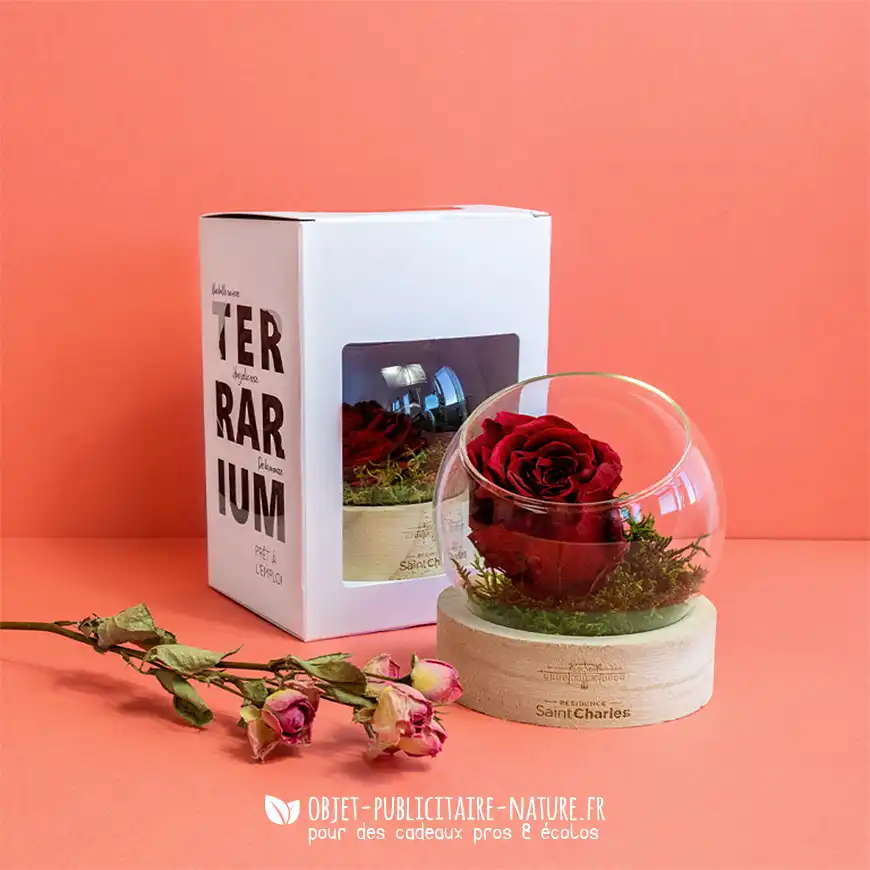 Rose éternelle dans terrarium publicitaire avec son socle en bois personnalisable